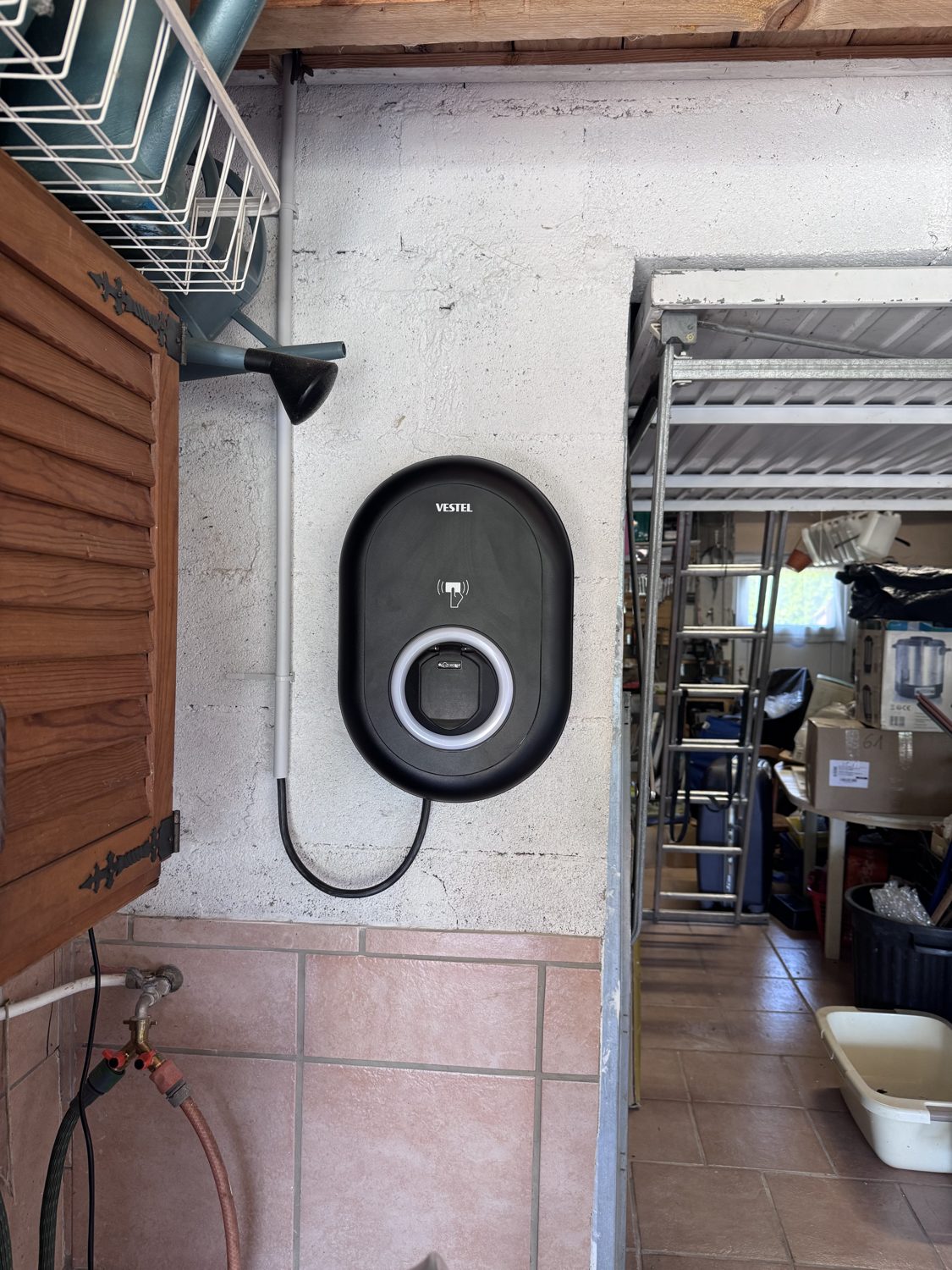Wallbox fixée au mur d'un garage