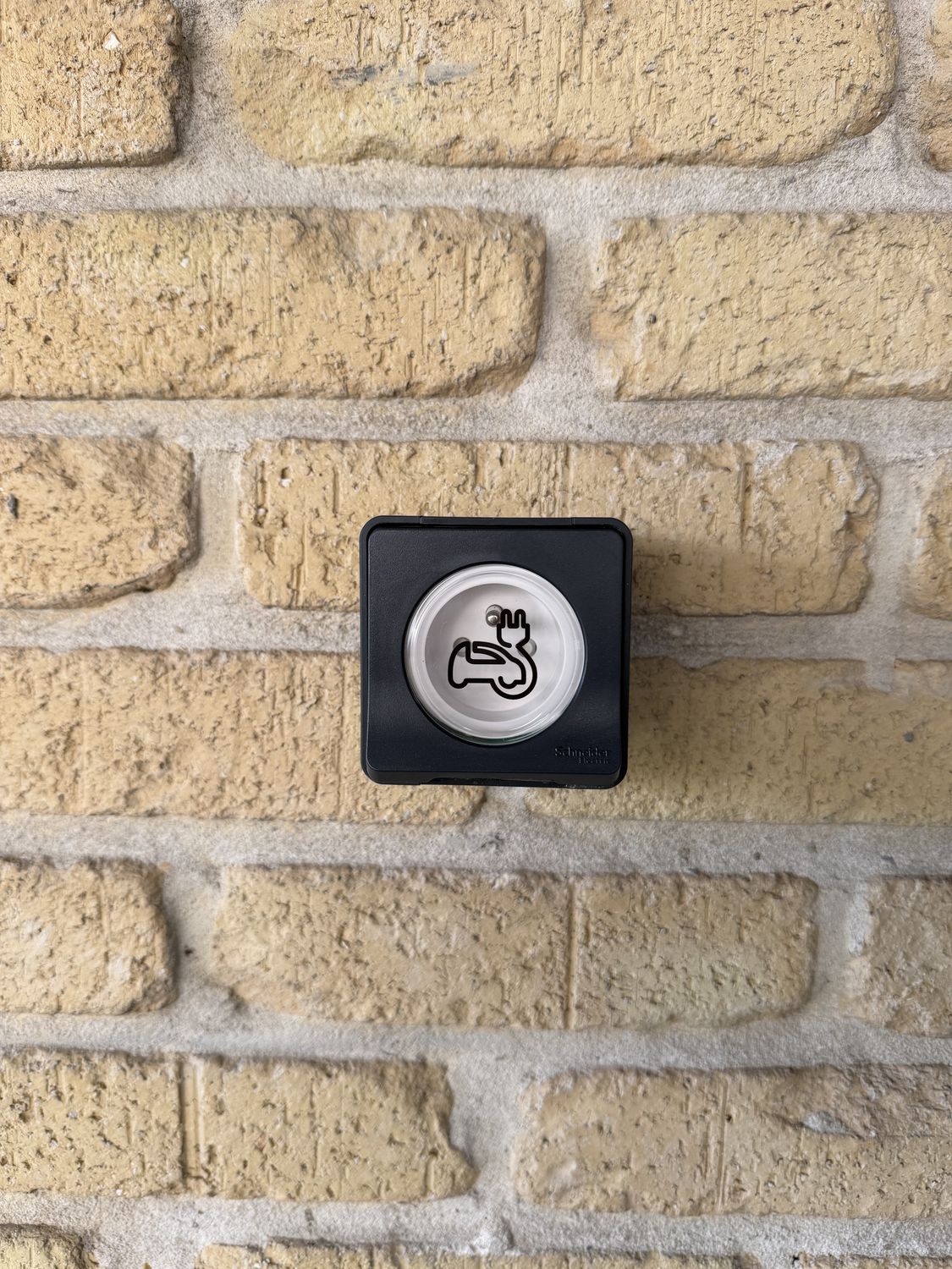 Prise extérieure renforcée avec pictogramme de recharge de véhicule électrique